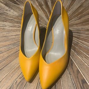 Adorable yellow pumps